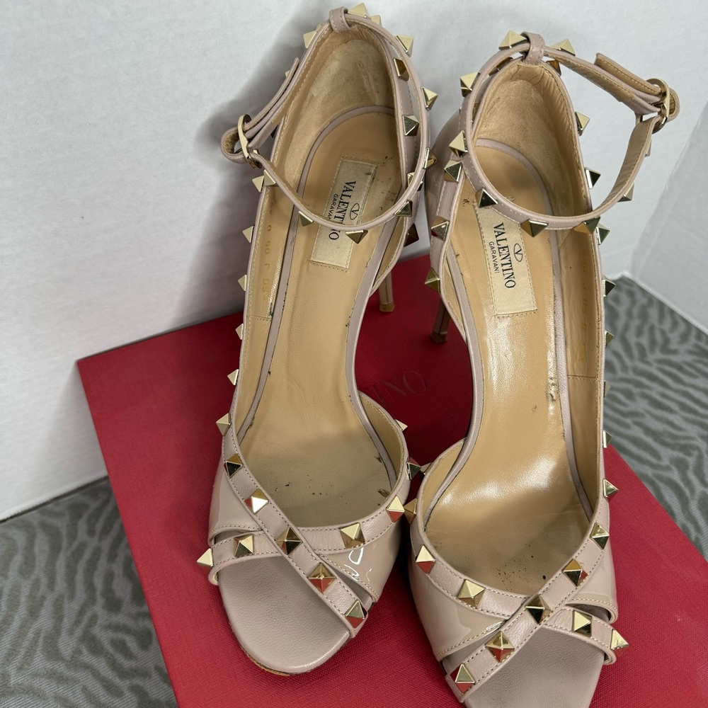 VALENTINO D’Orsay Rockstud Open Toe Tan Heels Size 39.5 - Picture 5 of 13
